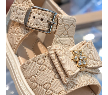 Sandalia Notuerce Niña Beige con Moño y Flor Dorada