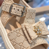 Sandalia Notuerce Niña Beige con Moño y Flor Dorada