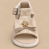 Sandalia Notuerce Niña Beige con Moño y Flor Dorada