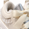 Tenis Elegantes Para Niña Color Beige Con Punta Plateada y Moños
