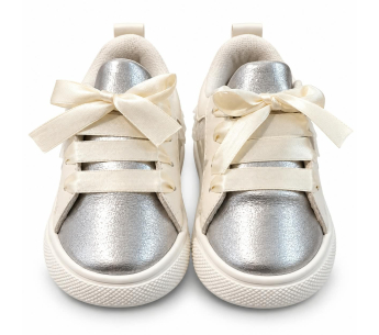 Tenis Elegantes Para Niña Color Beige Con Punta Plateada y Moños