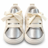 Tenis Elegantes Para Niña Color Beige Con Punta Plateada y Moños