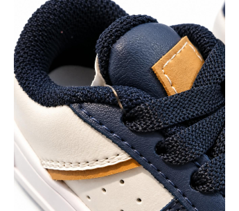 Tenis Para Niño Beige Con Azul Marino y Detalles Color Miel